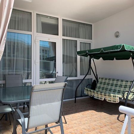 Town-House Golden Bugaz Lägenhet Karolino-Buhaz Exteriör bild