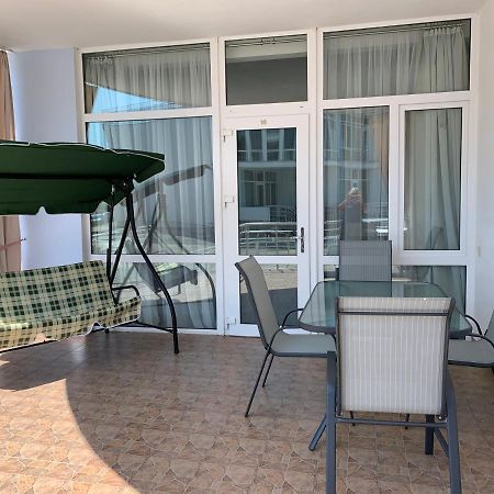 Town-House Golden Bugaz Lägenhet Karolino-Buhaz Exteriör bild