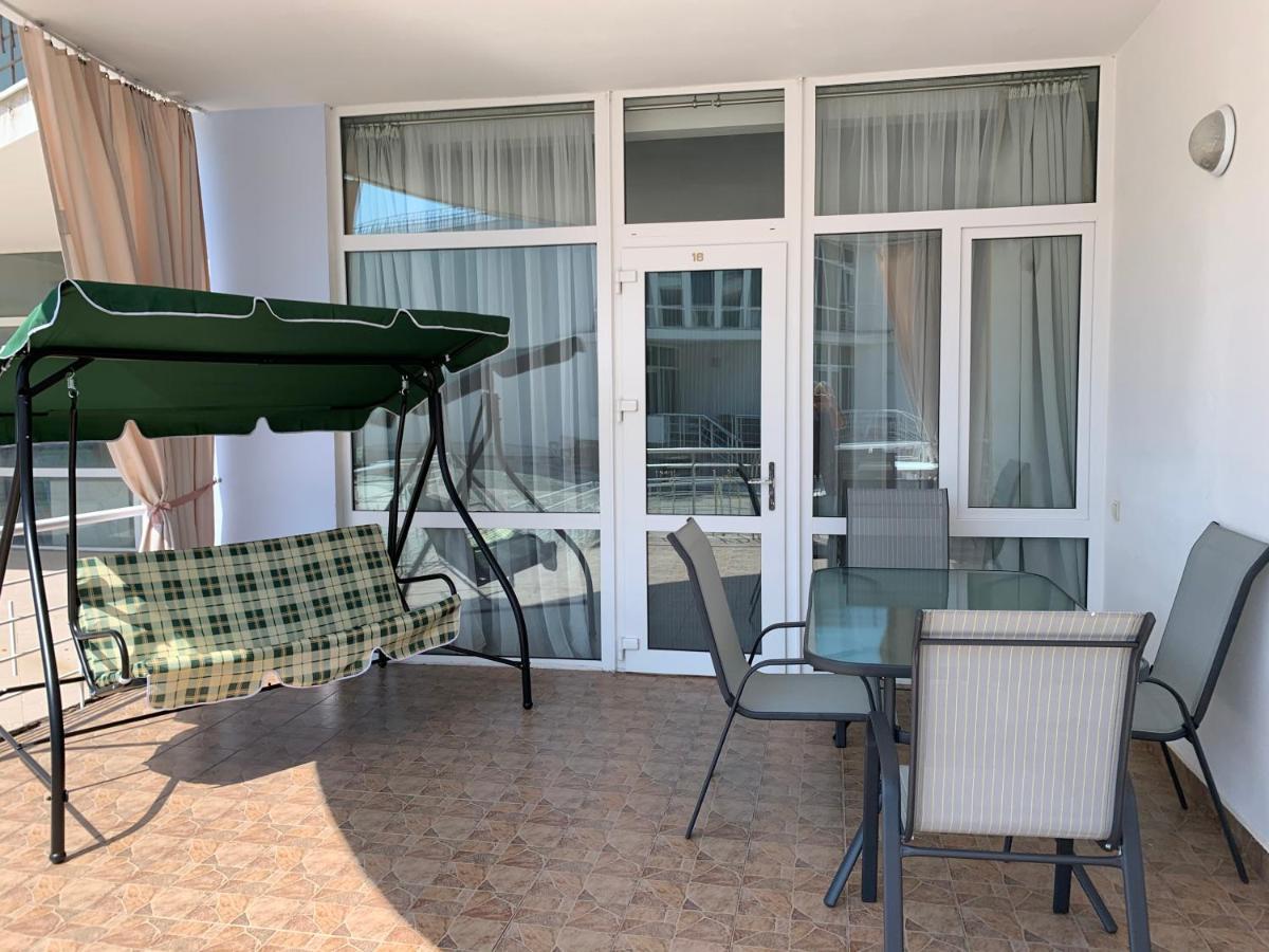 Town-House Golden Bugaz Lägenhet Karolino-Buhaz Exteriör bild
