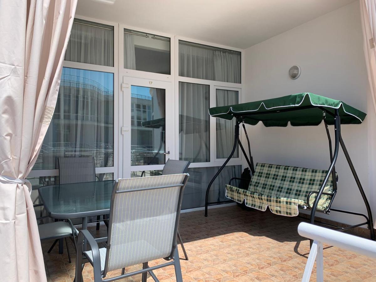 Town-House Golden Bugaz Lägenhet Karolino-Buhaz Exteriör bild