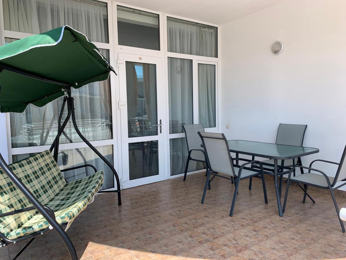 Town-House Golden Bugaz Lägenhet Karolino-Buhaz Exteriör bild
