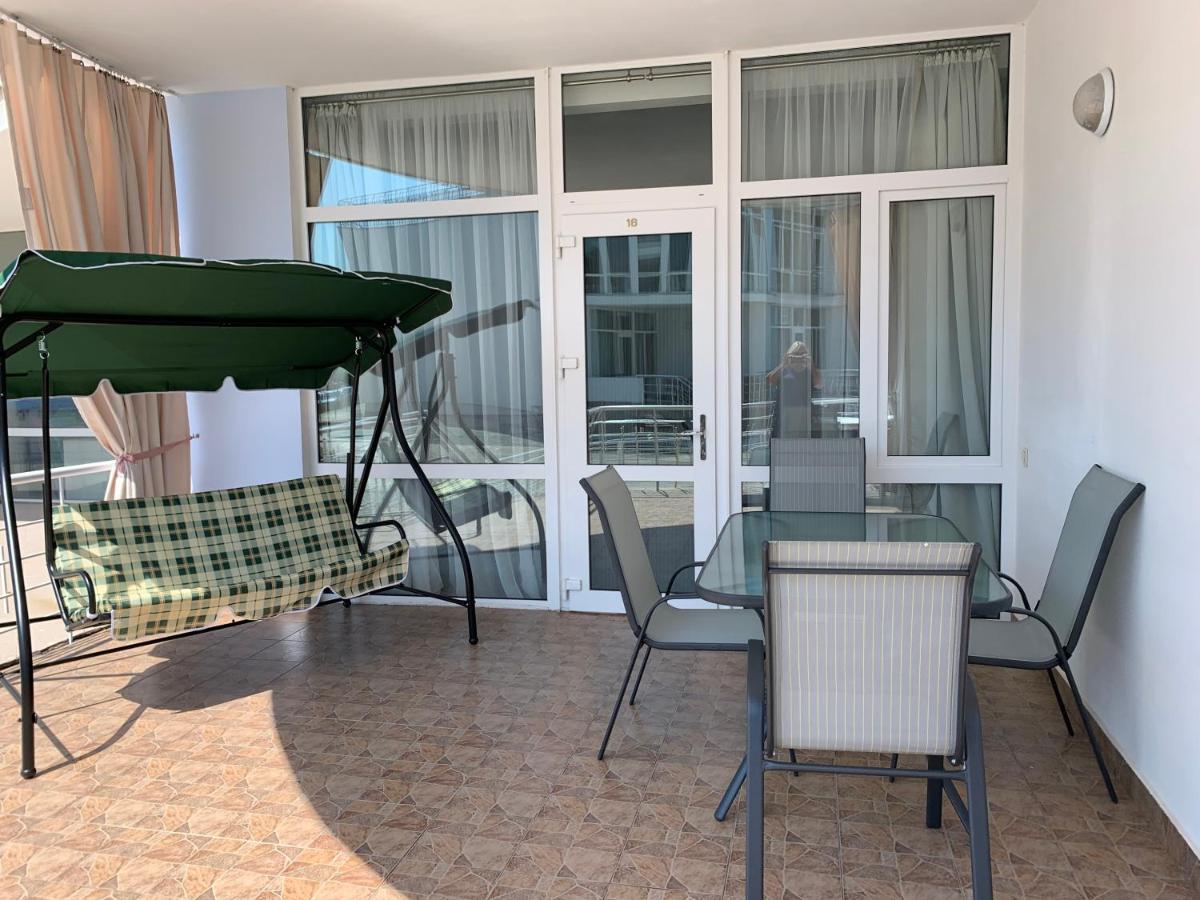Town-House Golden Bugaz Lägenhet Karolino-Buhaz Exteriör bild
